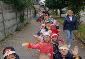 Przemarsz dzieci ulicami Ozorkowa.